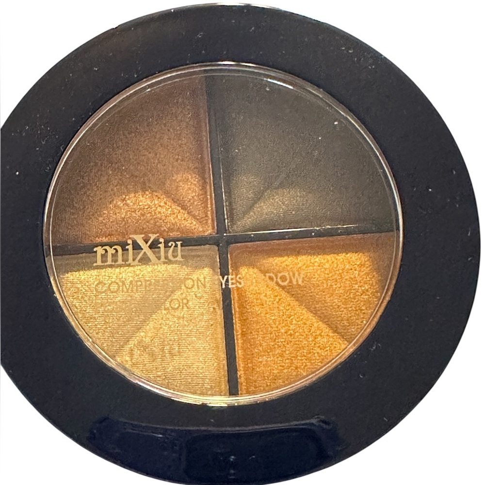 NIP Mixiu Compression 4 Color Eyeshadow Palette.